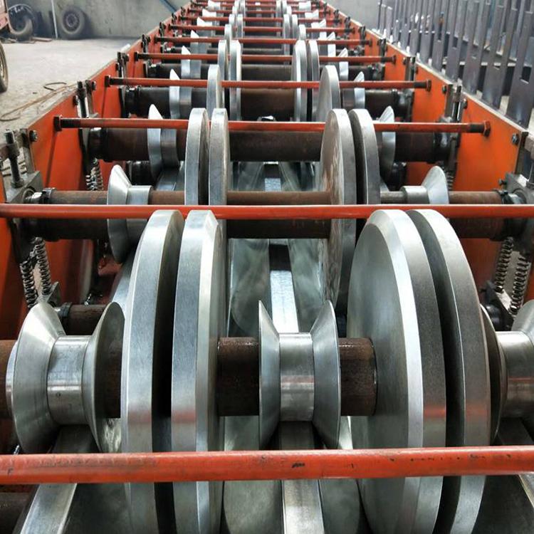 全自动多功能<a href='/600lcbsb.html'>600楼承板设备</a>成型机器